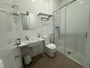 Een douche, een haardroger, handdoeken