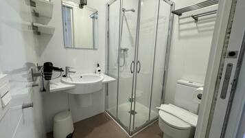 Dusche, Haartrockner, HandtĂŒcher