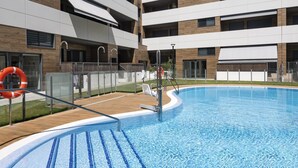 A modern building with a swimming pool, outdoor seating, and a lifebuoy. - Misterhost La Florida Pool & Private Terrace (Sevilla)