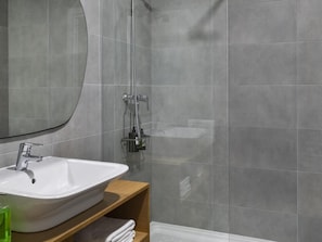 Baignoire, sĂšche-cheveux, serviettes fournies