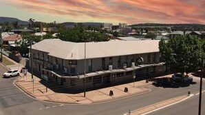 A Courthouse Hotel with a flat roof, located at a street corner with a parking lot. - The Court House Hotel (Gunnedah)
