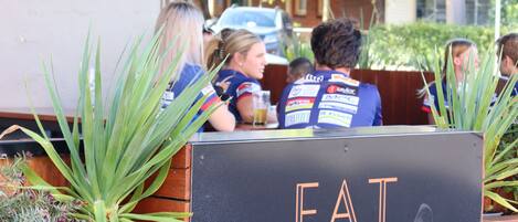 Ein Schild mit der Aufschrift 'EAT DRINK STAY' und 'COURTHOUSE Hotel', das einen Essbereich kennzeichnet.