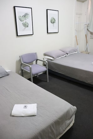 Triple Room | Free WiFi, bed sheets - The Court House Hotel (Gunnedah)
