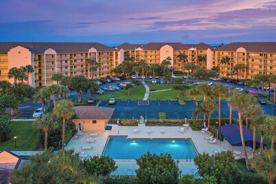 Jupiter Bay Resort Condo, steps to the beach! Comfortably sleeps family of 4!