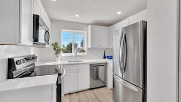 Fridge, microwave, stovetop, dishwasher
