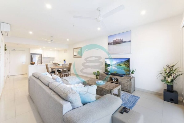 Comfort Condo | Living area