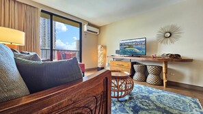 Smart TV - Waikiki 1 Bedroom Condo w/ Pool - Sleeps 4 (Honolulu)
