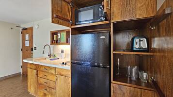 Réfrigérateur, micro-ondes, plaque de cuisson, cafetière/bouilloire