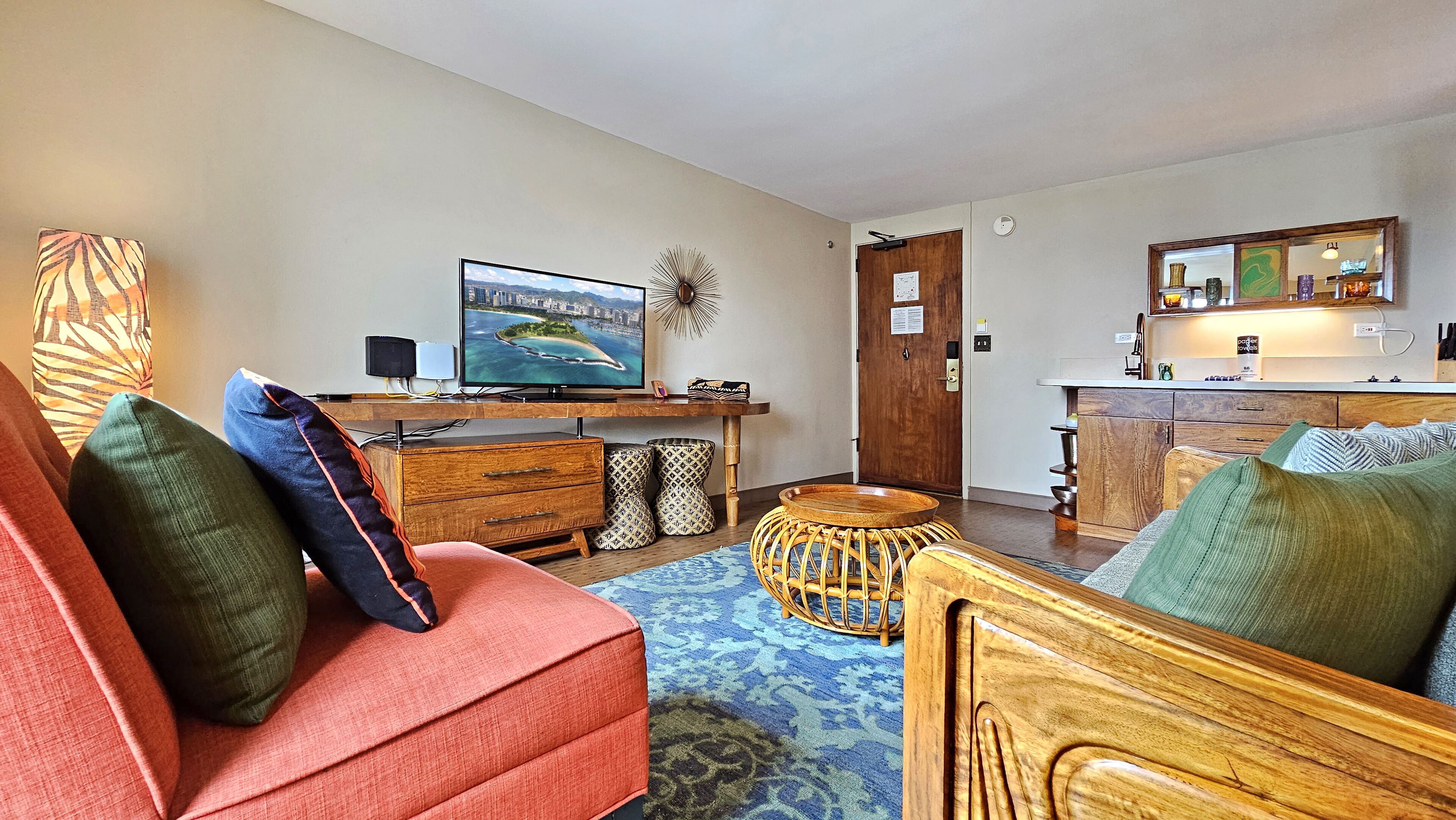 Waikiki 1 Bedroom Condo W/ Pool - Sleeps 4 - Honolulu