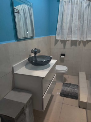 Dusche, Haartrockner, Handtücher, Shampoo