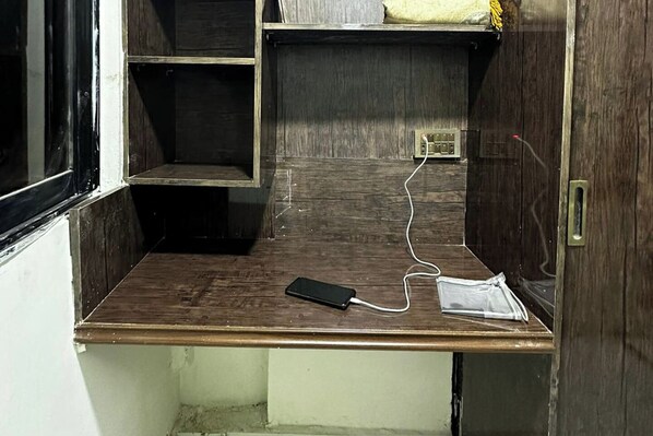 Interior - Apartment - Sleeps 2 - Parking - WiFi (Karachi)