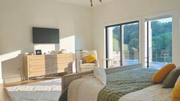 6 bedrooms, in-room safe, desk, iron/ironing board