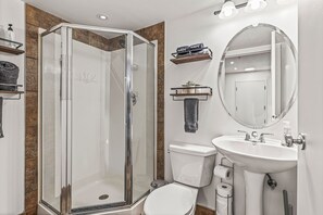 Douche, sèche-cheveux, serviettes fournies, savon