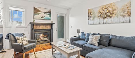 Smart-TV, Kamin, DVD-Player, Bücher