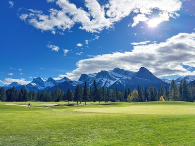 Cozy Canmore 1BR KING Condo - Fireplace, Pool/Hot Tub, Parking Walkable Location
