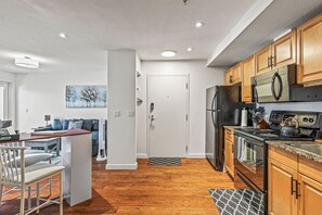 Geladeira, micro-ondas, fogão, cooktop