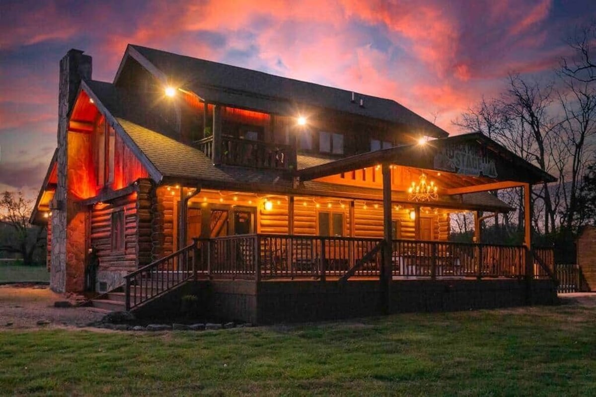 Back Porch Lodge on 5 Acres! Pool, Hot Tub, Creek!