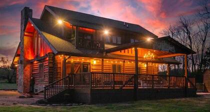Back Porch Lodge on 5 Acres! Pool, Hot Tub, Creek!