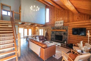Smart TV, fireplace, video games, table football - Back Porch Lodge on 5 Acres! Pool, Hot Tub, Creek! (Whites Creek)