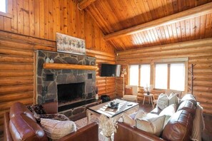 Smart TV, fireplace, video games, table football - Back Porch Lodge on 5 Acres! Pool, Hot Tub, Creek! (Nashville)