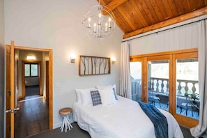 4 bedrooms, desk, iron/ironing board, free WiFi