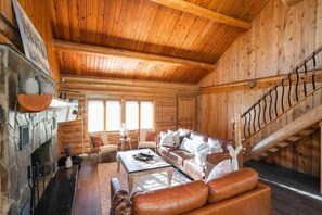 Smart TV, fireplace, video games, table football - Back Porch Lodge on 5 Acres! Pool, Hot Tub, Creek! (Nashville)