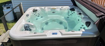 Bar Harbor 5 bedroom 3 bath with hot tub and large backyard