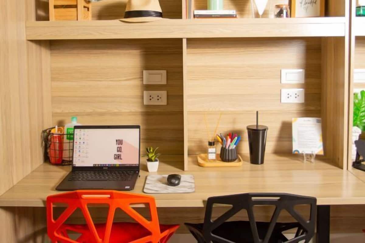 1 bedroom, hypo-allergenic bedding, desk, laptop workspace