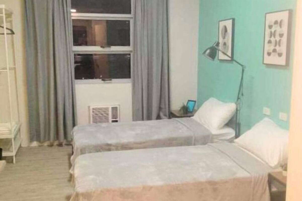 1 bedroom, hypo-allergenic bedding, desk, laptop workspace