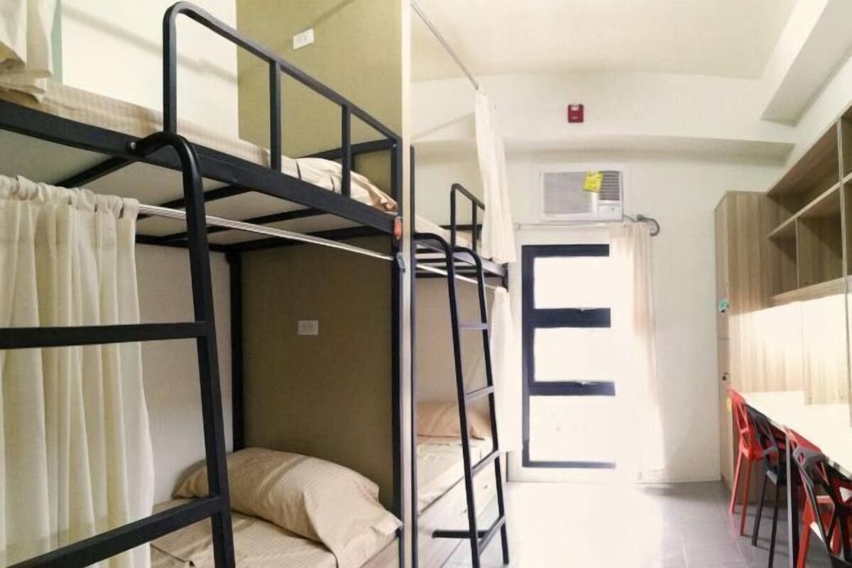 1 bedroom, hypo-allergenic bedding, desk, laptop workspace