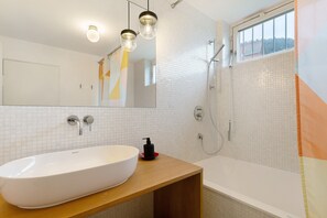 Tina, amenidades de baño gratuitas, secadora de cabello, toallas 