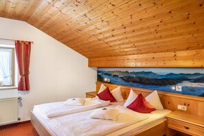 1 bedroom, free WiFi, bed sheets - Holiday Apartment 'Alpenblick Tilly - Walchensee' with Mountain View, Shared Garden and Wi-Fi (Krün)