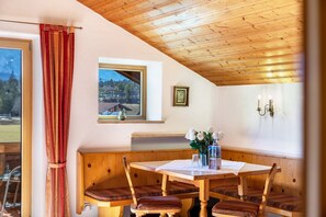 Dining - Holiday Apartment 'Alpenblick Tilly - Walchensee' with Mountain View, Shared Garden and Wi-Fi (Krün)