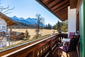Property grounds - Holiday Apartment 'Alpenblick Tilly - Soiernsee' with Mountain View, Shared Garden and Wi-Fi (Krün)