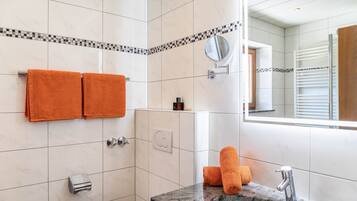 Een douche, een haardroger, handdoeken
