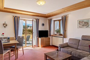 TV - Holiday Apartment 'Alpenblick Tilly - Eibsee' with Mountain View, Shared Terrace and Wi-Fi (Krün)
