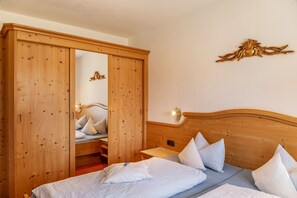 1 bedroom, free WiFi, bed sheets - Holiday Apartment 'Alpenblick Tilly - Eibsee' with Mountain View, Shared Terrace and Wi-Fi (Krün)