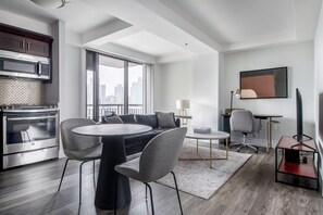 Een televisie en een stereo