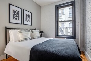 2 bedrooms, iron/ironing board, WiFi, bed sheets - Sleek SoHo 2BR w/ Balcony & W/D, nr WF, by Blueground (Downtown)