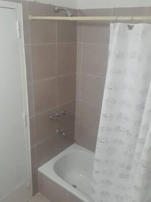 Håndklær, såpe, sjampo og toalettpapir