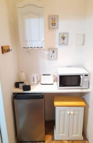 Kühlschrank, Mikrowelle, Toaster, Kochgeschirr/Geschirr/Besteck