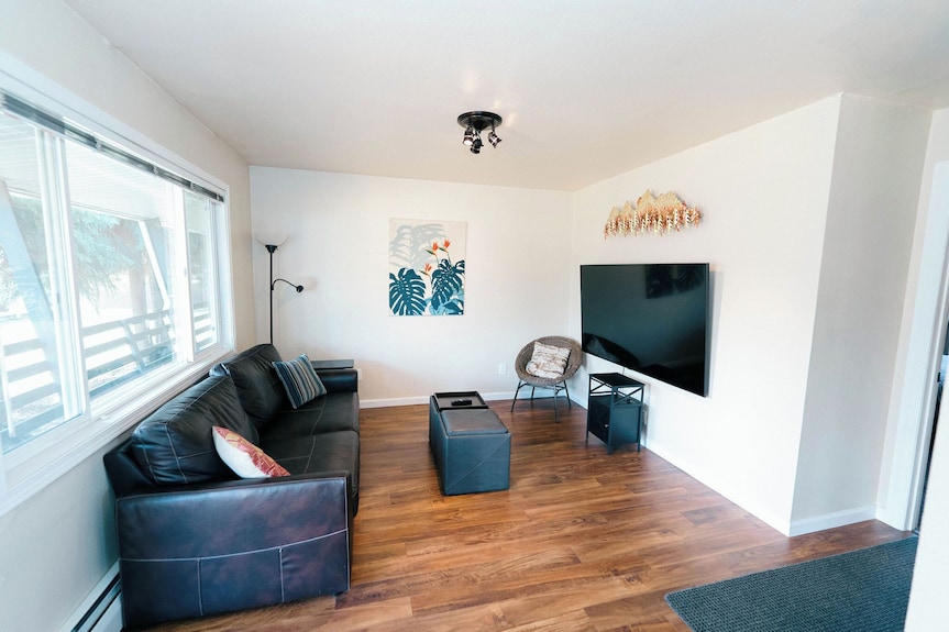 Raspberry Retreat - Recently Remodeled Apartment In A Quiet Neighborhood - Anchorage, AK