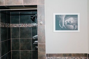 Interior - Raspberry Retreat - Recently remodeled apartment in a quiet neighborhood (Anchorage)