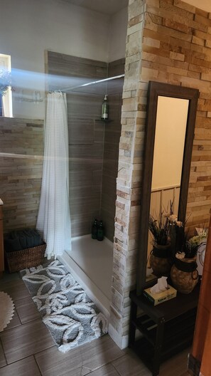 Secadora de cabello, toallas, jabón, papel de baño 