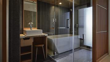 Habitación Deluxe con 2 camas individuales | Baño | Tina y regadera independientes y amenidades de baño gratuitas