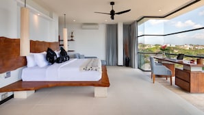 Ein modernes Schlafzimmer mit einem großen Bett, einem Schreibtisch und einem Balkon mit Blick auf die Stadt.