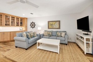 TV - Less than a Mile to the Beach! Community Pool. (Saint Simons Island)