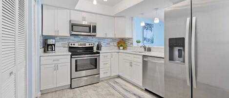 冷蔵庫、電子レンジ、オーブン、コンロ