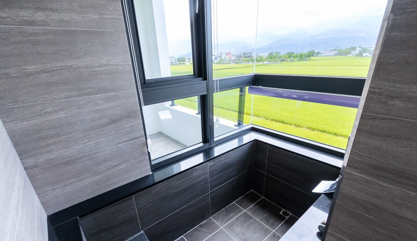 Elite Room, 2 Queen Beds, Non Smoking, Mountain View | Bathroom | Separate tub and shower, rainfall showerhead, free toiletries