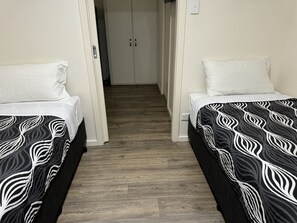 Standard Family Cabin 1,2,3. Queen Bed with 2 Single Beds | Individually decorated, individually furnished, desk, laptop workspace - Paringa Caravan Park (Paringa)